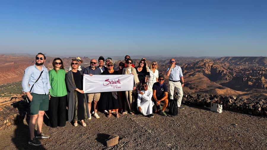 AlUla: Discover AlUla Like a Local Guided Tour - Vehicle choice, comfort, and the eight-hour schedule