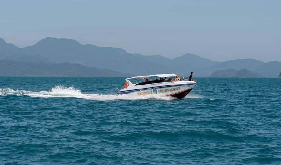 Doha: Speed Boat Adventure – 1 Hour Thrill Ride - A fast way to see Doha from the Gulf