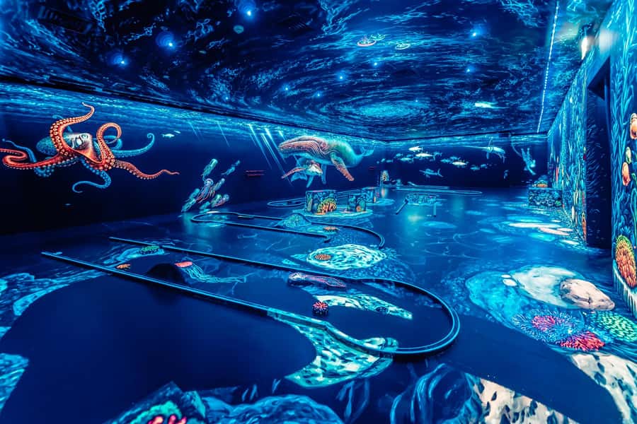 Dubai: 3D Glow-in-the-Dark Blacklight Mini Golf Experience - Three rooms, 18 holes, and changing visual themes