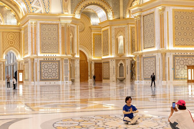 Dubai: Abu Dhabi Trip with Lunch at Al Khayma Heritage Restaurant - What the guide adds to the day