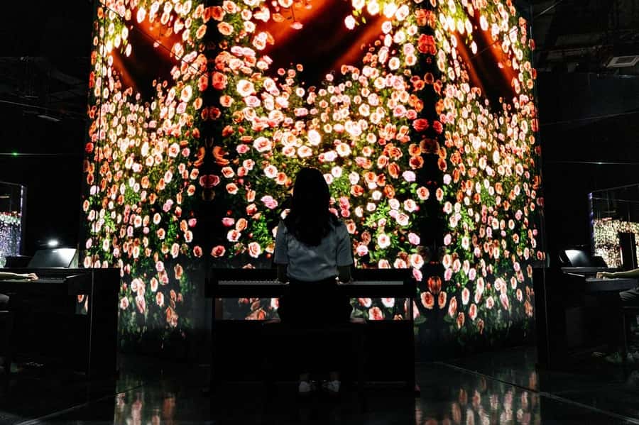 Dubai: Arte Immersive Museum Entry Ticket - The ARTE Tea Bar is part of the show