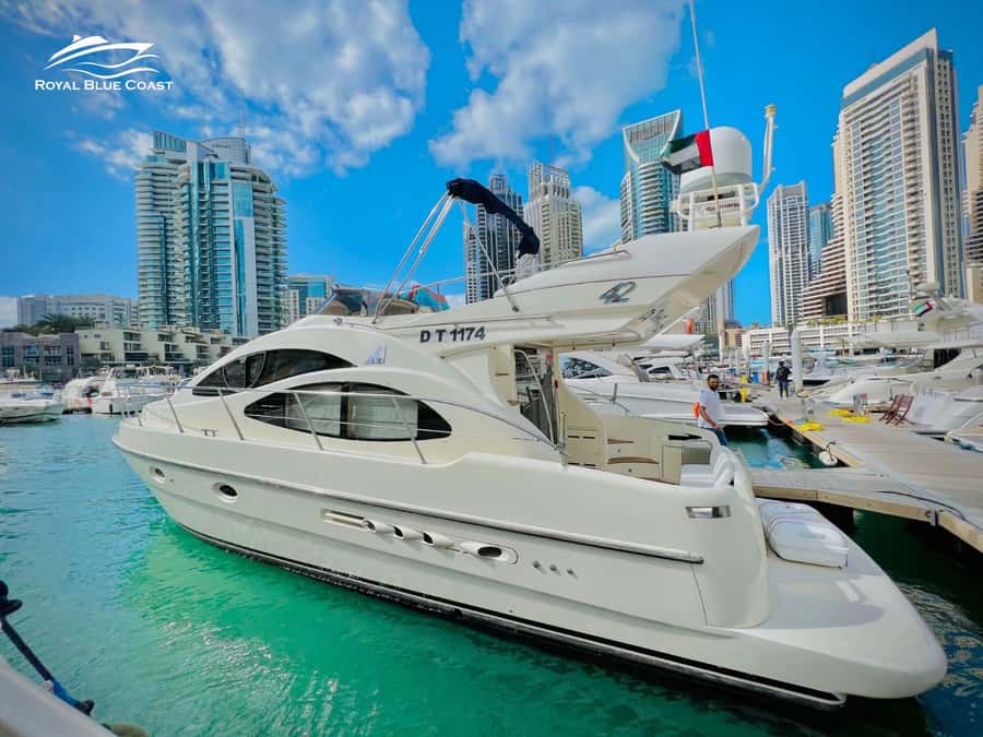 Dubai: Azimut 42 Feet Private Luxury Yacht Cruise - A private yacht with room to spread out