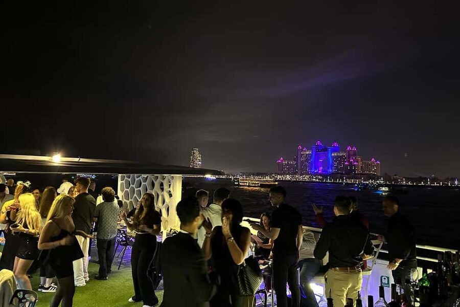 Dubai: Desert Rose NYE Cruise with Dinner and Fireworks - Dinner, live cooking, and unlimited drinks