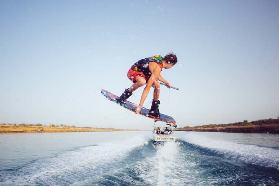 Dubai: Dubai Marina Wakesurfing or Wakeboarding Experience - Wakeboarding or wakesurfing for your group