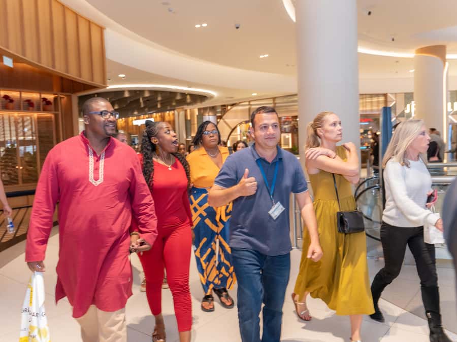 Dubai: Evening Tour and Burj Khalifa Entrance Ticket - The guides make the biggest difference