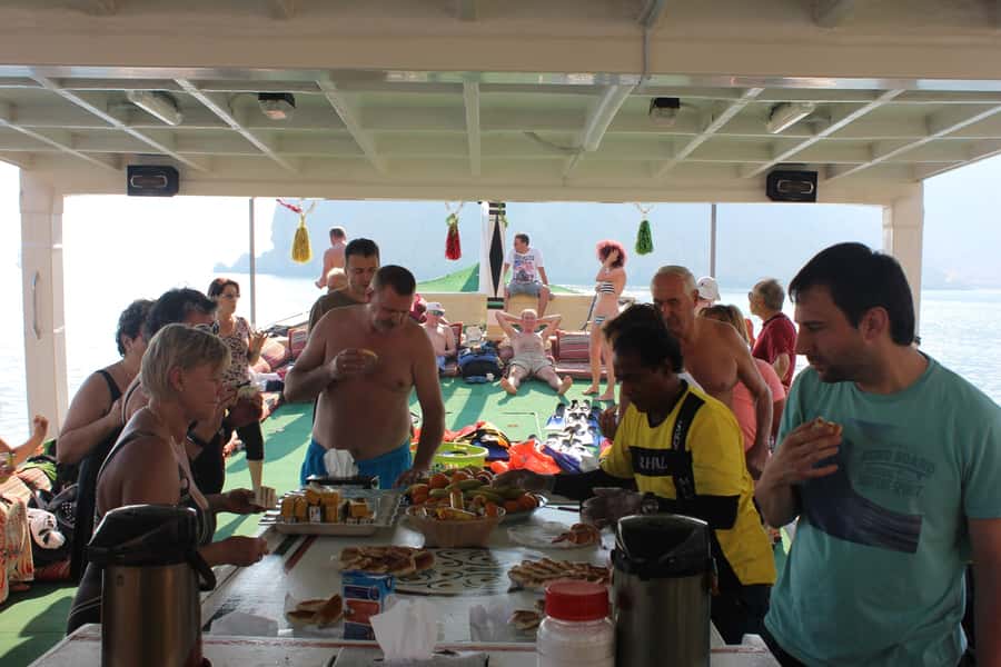 Dubai: Full-Day Sea Safari to Musandam - Lunch, snacks, and a day aboard ship