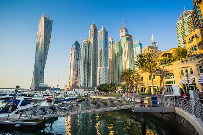 Dubai Full-Day Spanish Language Tour - City of Contrasts - Crossing Dubai Creek on a traditional abra