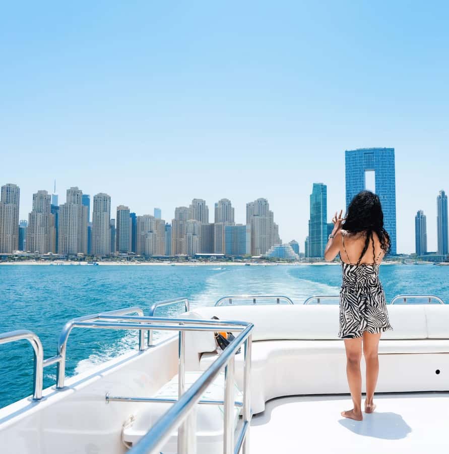 Dubai: Instagrammable Yacht Tour with Drinks & Ain/JBR Views - Why Dubai Marina looks better from a yacht