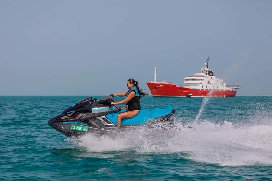 Dubai: Jetski Ride up to 2 People with Photos & Refreshments - Why sharing one jet ski improves the value