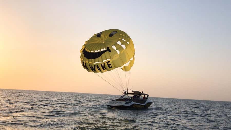 Dubai Jumeirah Parasailing adventure with breathtaking views - Photos, music, and the small extras