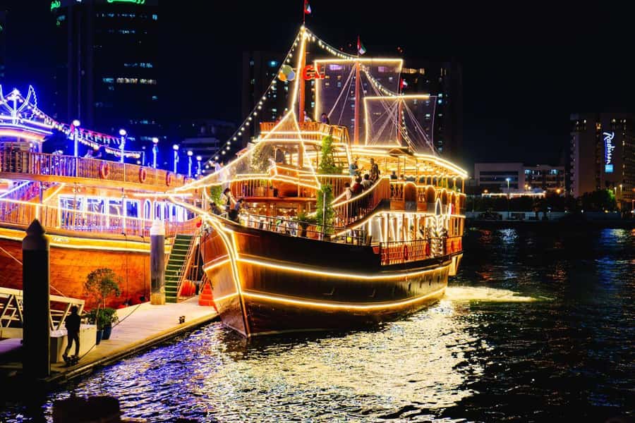 Dubai: Luxury Dinner Cruise with Live Music - What this Dubai Creek cruise is really like