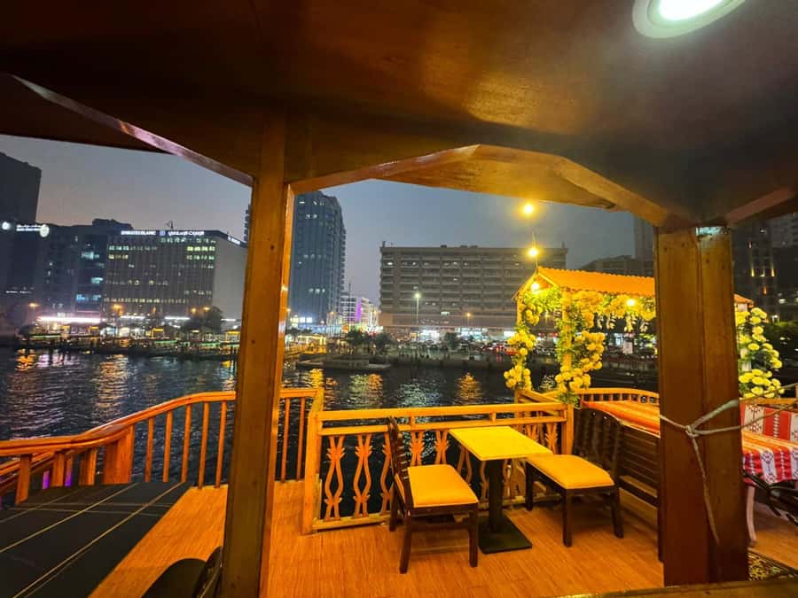 Dubai: Luxury Dinner Cruise with Live Music - Live music and the Tanoora performance