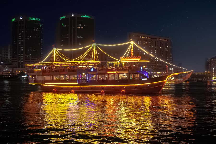 Dubai: Luxury Dinner Cruise with Live Music - Boarding at Jannat Tours or Al Seef