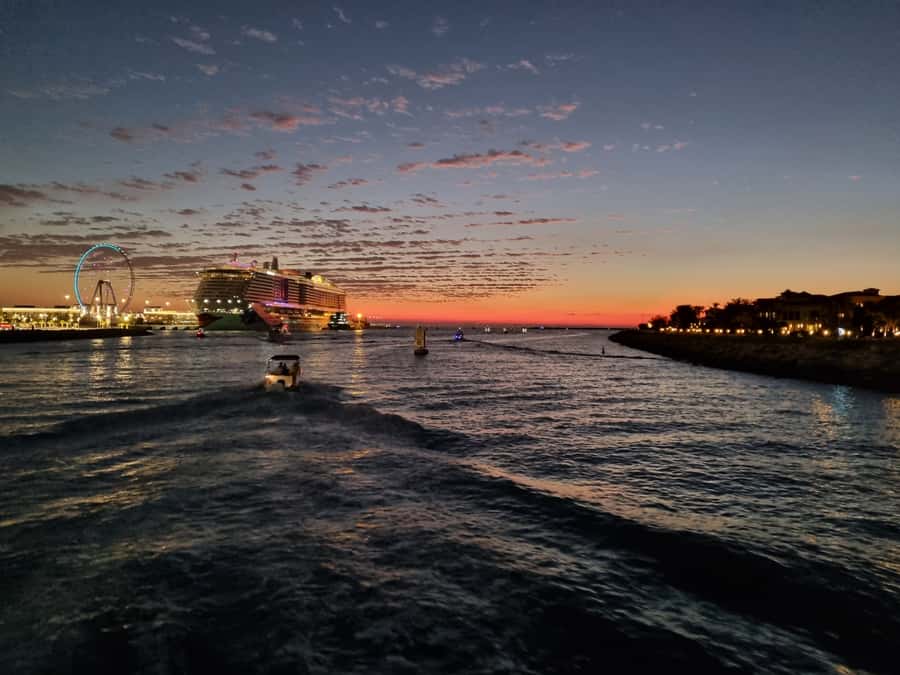 Dubai: Luxury Sightseeing Cruise with Food and Drinks - Why seeing Dubai by boat works so well