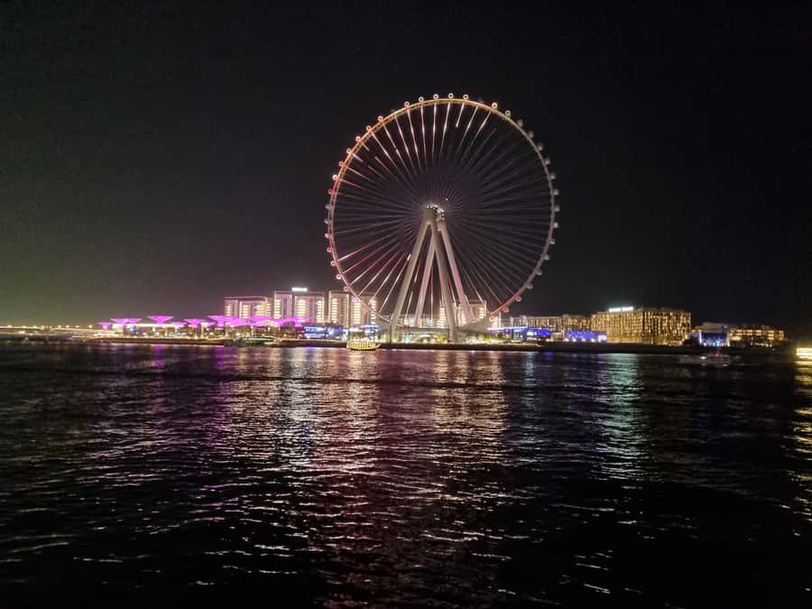 Dubai: Luxury Sightseeing Cruise with Food and Drinks - The crew makes the difference