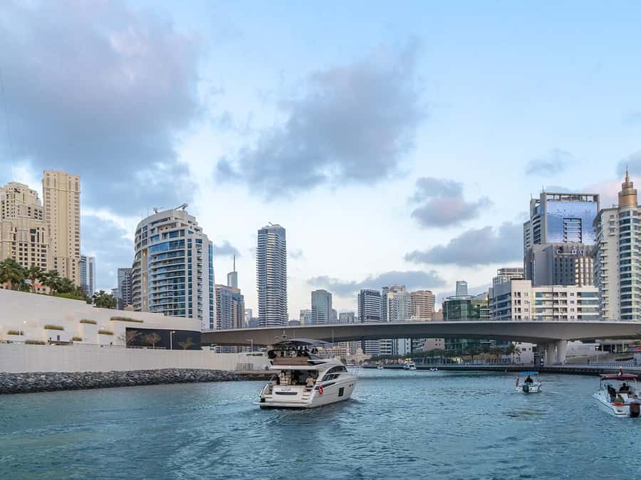 Dubai: Luxury Sunset Yacht Tour with Snacks and Drinks - Who should book this cruise?
