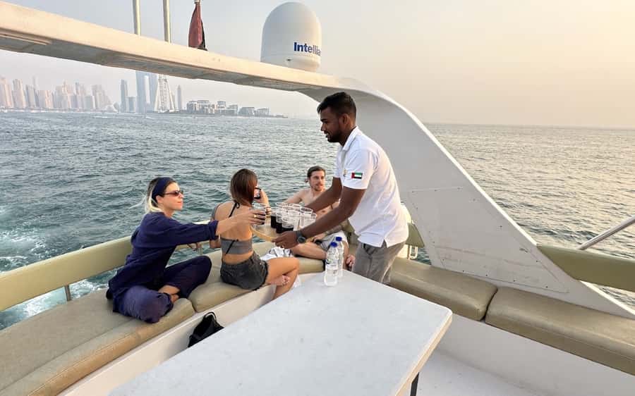 Dubai: Luxury Sunset Yacht Tour with Snacks and Drinks - Practical tips for a smoother evening
