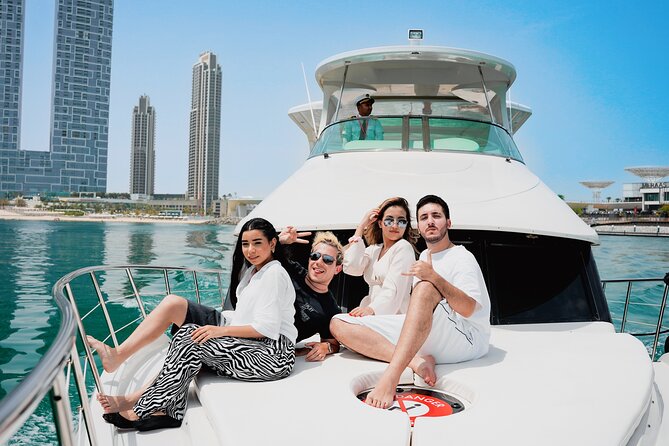 Dubai Marina 1hr Yacht tour with Drinks - Drinks, seating, and comfort on board