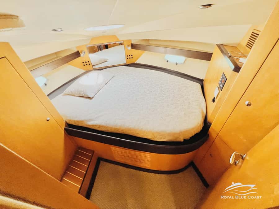 Dubai Marina: 2-Hour Mini Yacht Ride - Crew service and the personal touch