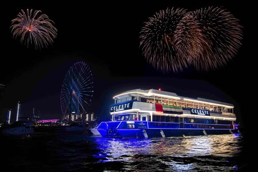Dubai Marina: Luxury Dinner Cruise, Live Show, Open Bar & DJ - Boarding and choosing your seat