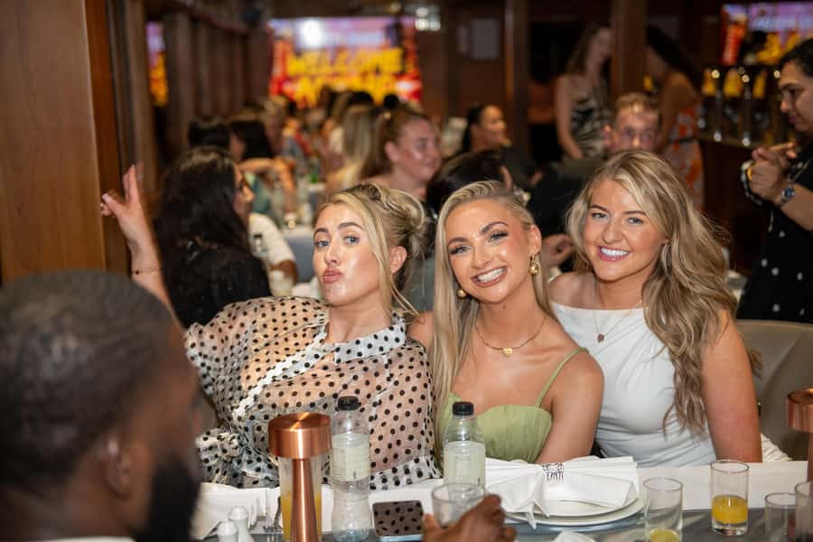 Dubai Marina: Luxury Dinner Cruise, Live Show, Open Bar & DJ - Dinner from Copthorne Hotel