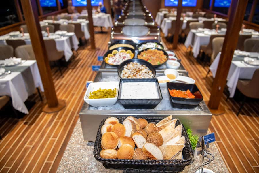 Dubai Marina: Luxury Dinner Cruise, Live Show, Open Bar & DJ - Drinks and the open bar choice