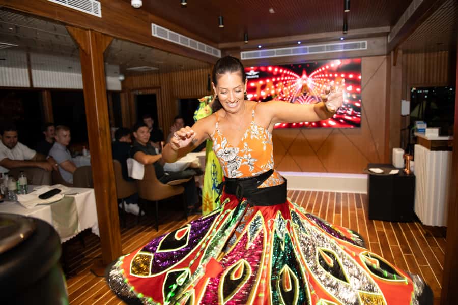 Dubai Marina: Luxury Dinner Cruise, Live Show, Open Bar & DJ - How the evening unfolds