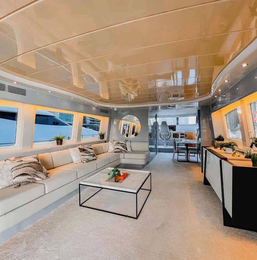 Dubai Marina: Luxury Yacht Tour with Breakfast or BBQ Option - Palm Jumeirah and Atlantis from the water
