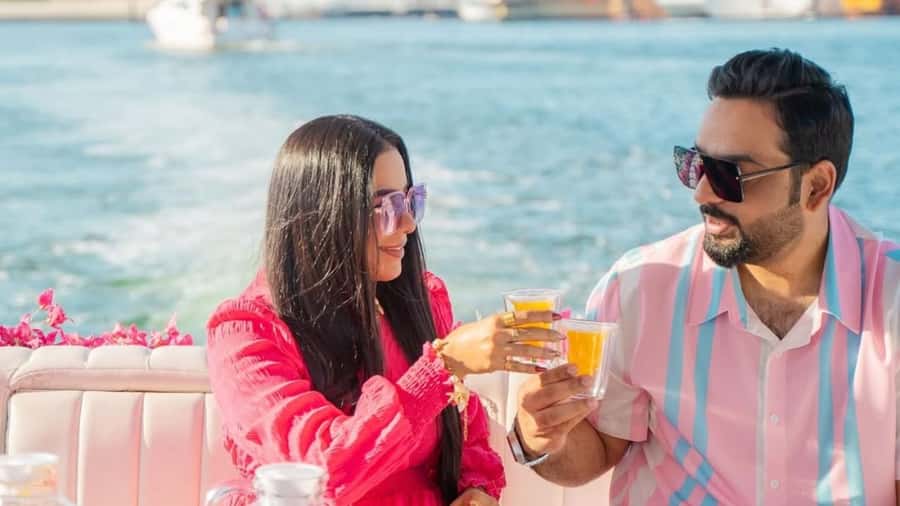 Dubai Marina: Private Boat Tour with Flower - Cruising the Dubai Marina canal