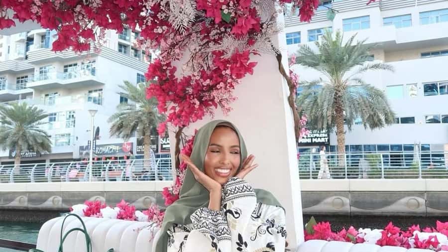 Dubai Marina: Private Boat Tour with Flower - Music, photos, and special occasions