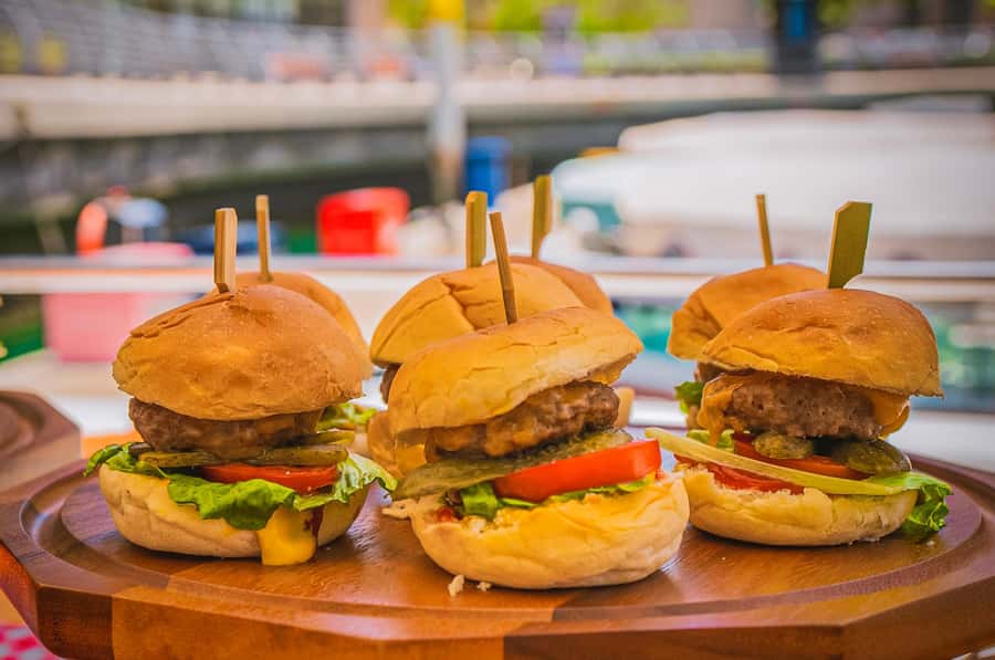 Dubai: Marina Sightseeing on Yacht with Breakfast - Two hours through Dubai Marina