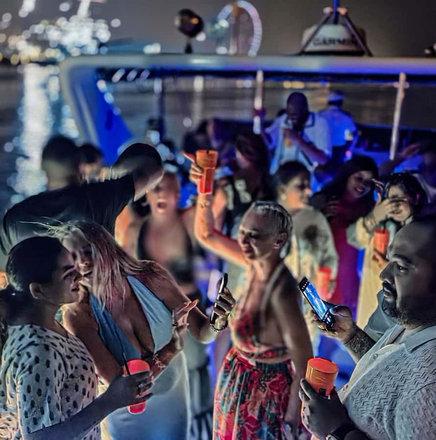 Dubai: Marina Yacht Party with BBQ, Unlimited Drinks and DJ - A floating night out in Dubai Marina