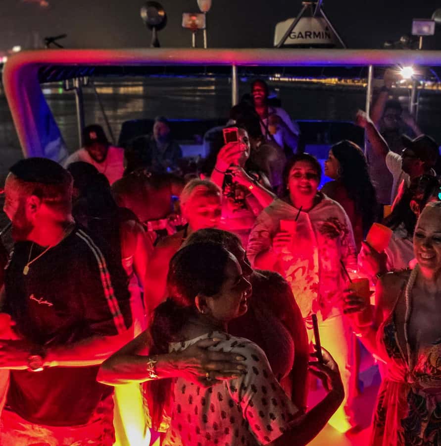 Dubai: Marina Yacht Party with BBQ, Unlimited Drinks and DJ - BBQ sliders, skewers, and snack-sized servings