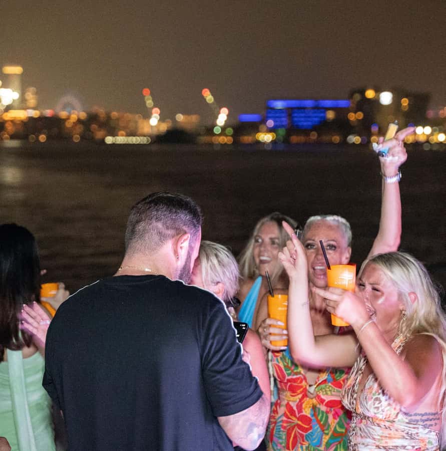 Dubai: Marina Yacht Party with BBQ, Unlimited Drinks and DJ - The DJ, music, and dance floor