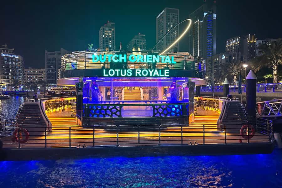 Dubai: Mega Yacht Dinner Cruise with Buffet - Dinner with international dishes and live cooking