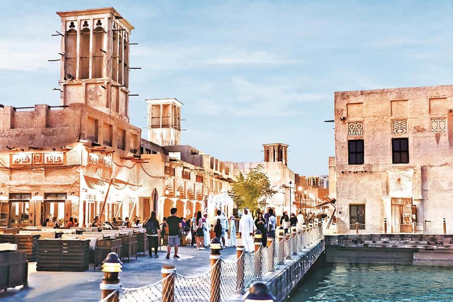 Dubai: Old Town Walking Tour with Abra Cruise & Street Food - Gold Souk and the art of looking before buying