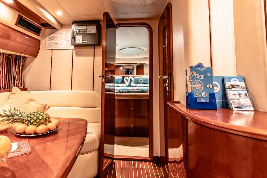 Dubai: Private Luxury Everest Yacht Cruise from Dubai Marina - Palm Jumeirah and Atlantis The Palm