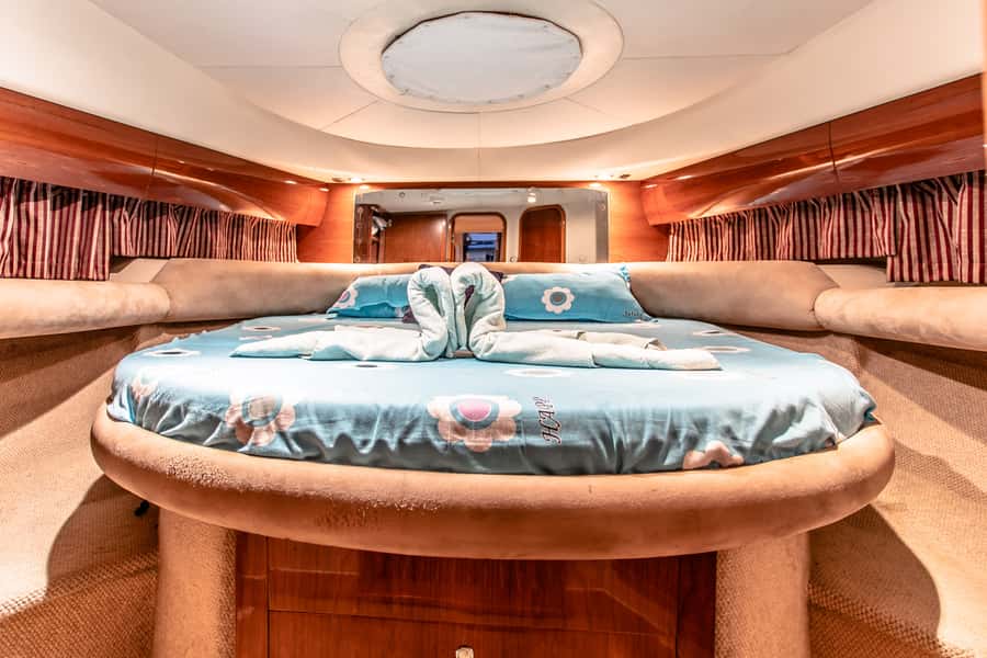 Dubai: Private Luxury Everest Yacht Cruise from Dubai Marina - Daylight, sunset, or evening lights