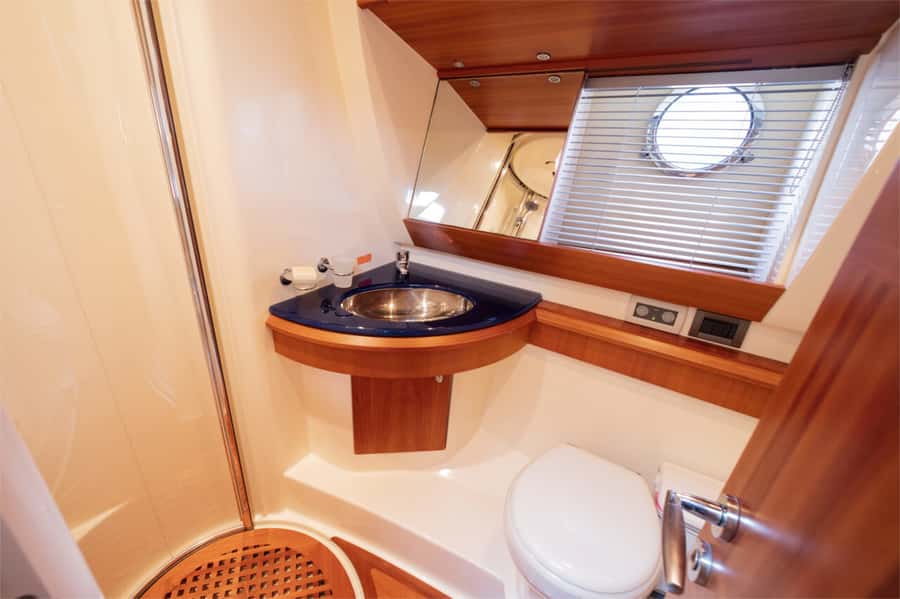 Dubai: Private Luxury Yacht Cruise for up to 20 People - Burj Al Arab and Dubai Harbour