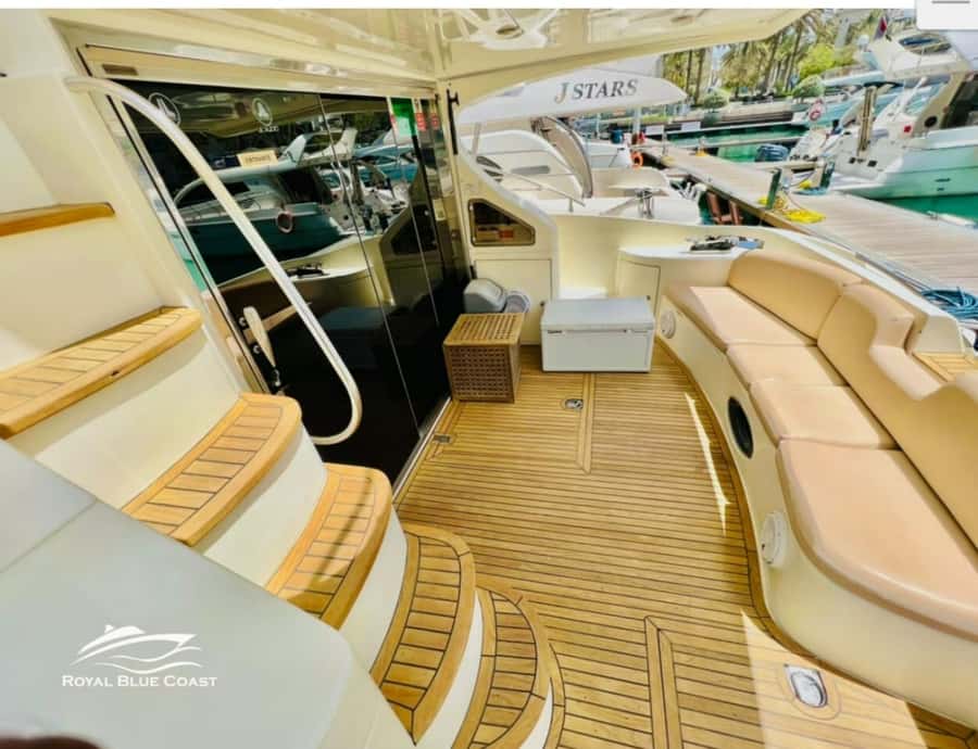 Dubai: Private Yacht Tour 50 feet - Palm Jumeirah and Atlantis from the water