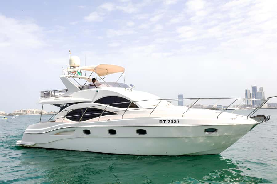 Dubai: Private Yacht Tour Experience with Soft Drinks - What the one-hour route actually gives you