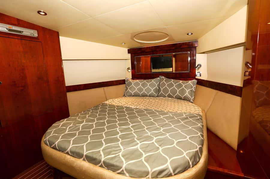 Dubai: Private Yacht Tour Experience with Soft Drinks - What to bring and what stays behind