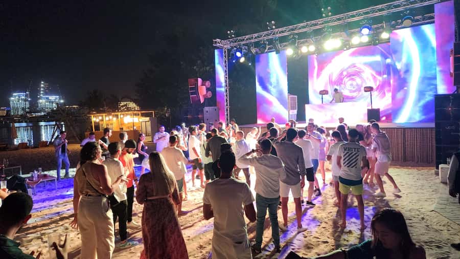 Dubai: Pub Crawl Nightlife Tour - The guides make or break the night
