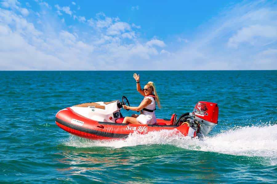 Dubai: Self-Drive Boat Experience for 1 or 2 People - Palm Jumeirah, with room for a longer ride