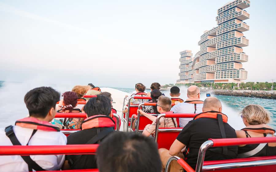 Dubai: Sightseeing Speedboat Tour with Live Tour Guide - What the crew adds to the experience
