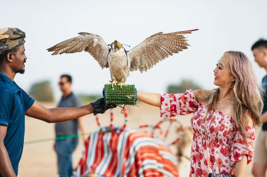 Dubai: Sunrise Balloon Flight with Camel Ride & Breakfast - Watching the balloon prepare for takeoff