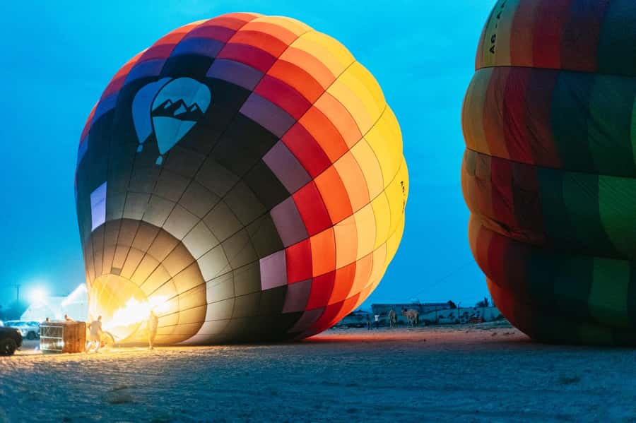 Dubai: Sunrise Hot Air Balloon Tour Over the Desert - Sunrise above the dunes