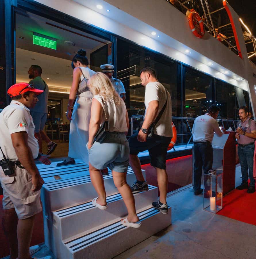 Dubai: Sunset or Dinner Cruise with Live Music & Open Bar - Open bar and table service