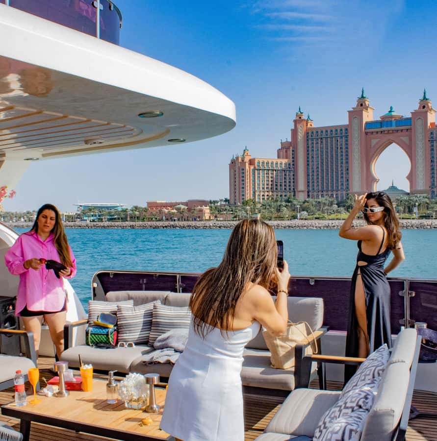 Dubai: Superyacht Experience with Live Music & Drinks - Swimming, photos, and the best time to go