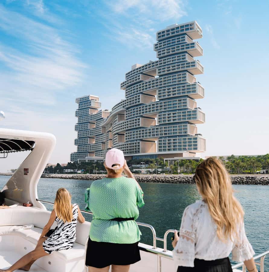 Dubai: Superyacht Experience with Live Music & Drinks - Who should book this yacht cruise?